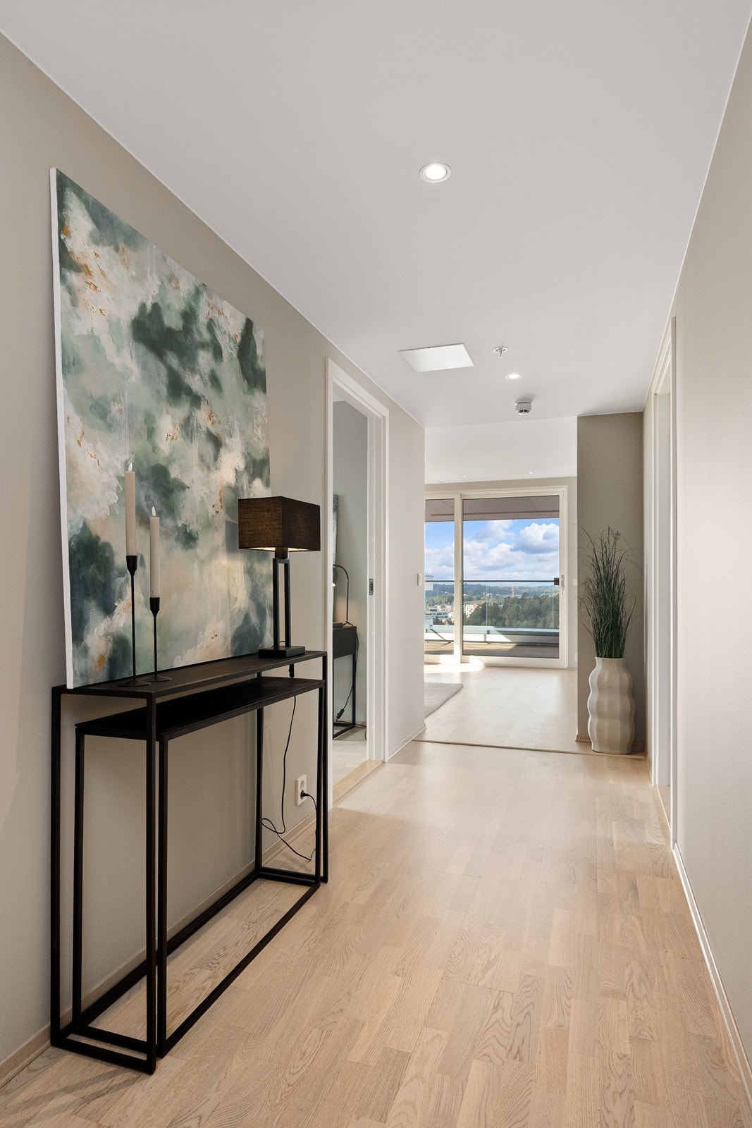 Fra gangen er det direkte adkomst inn til den lyse og luftige stuen. Galleribilde