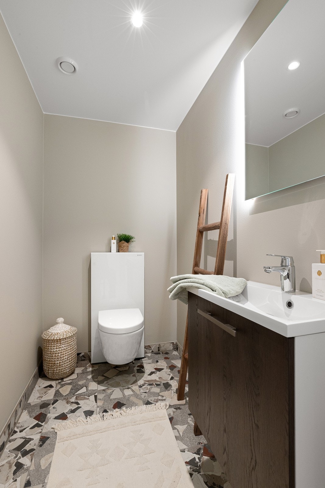 Toalettrom består av servant med innredning og vegghengt klosett. Galleribilde