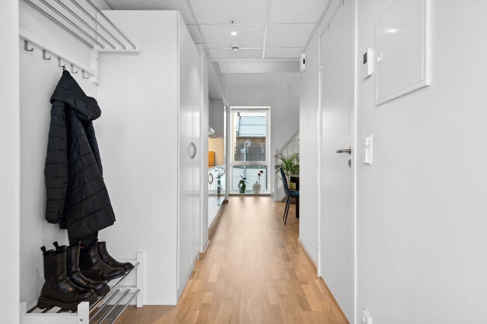 Leiligheten har balansert ventilasjon og varmes opp med strøm. Galleribilde