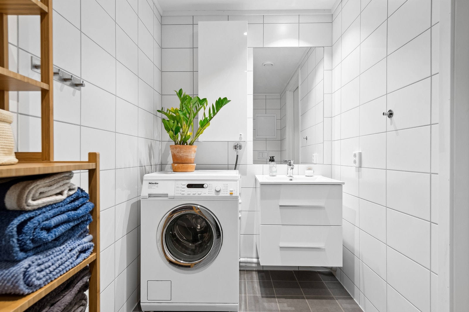 I 1.etasje har man flislagt baderom med alt man behøver. Galleribilde