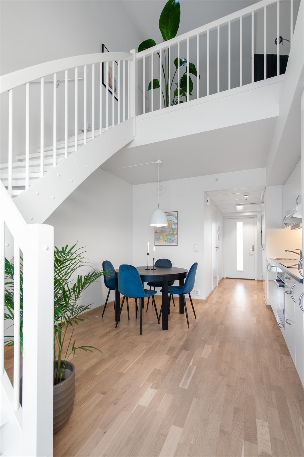 Leiligheten har en åpen løsning mot 2.etasje, som gir en fantastisk takhøyde. Galleribilde