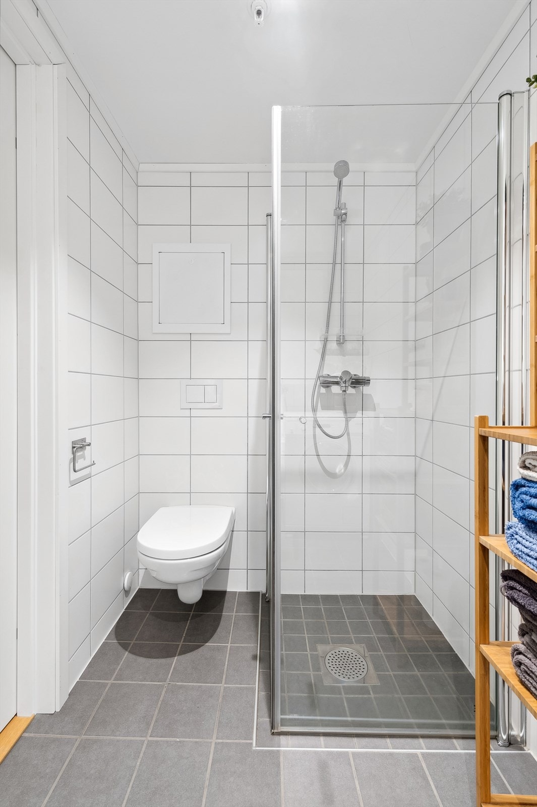 Det er innfellbare dusjvegger og vegghengt toalett. Galleribilde