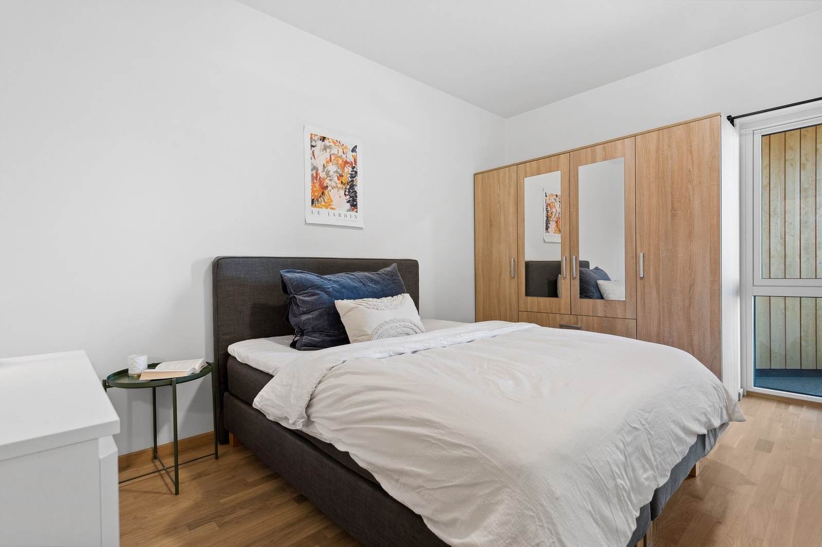 Romslig soverom med garderobeskap. Galleribilde