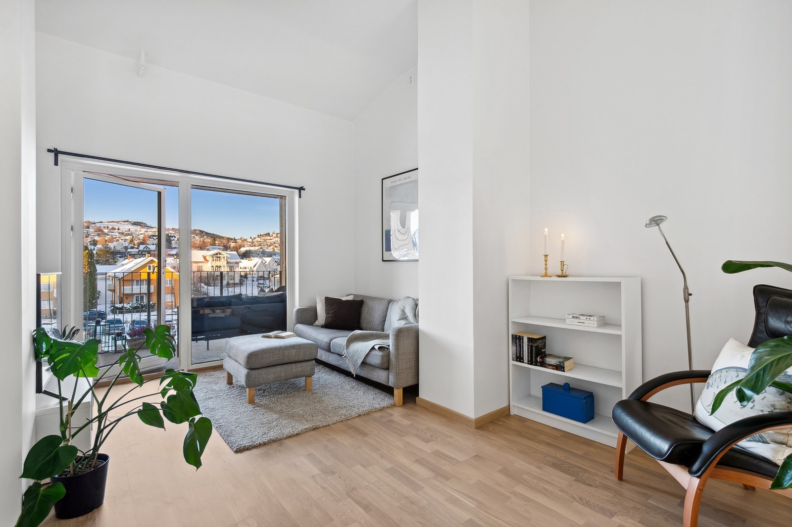 Det er plass for sofagruppe og tilhørende møblement. Galleribilde