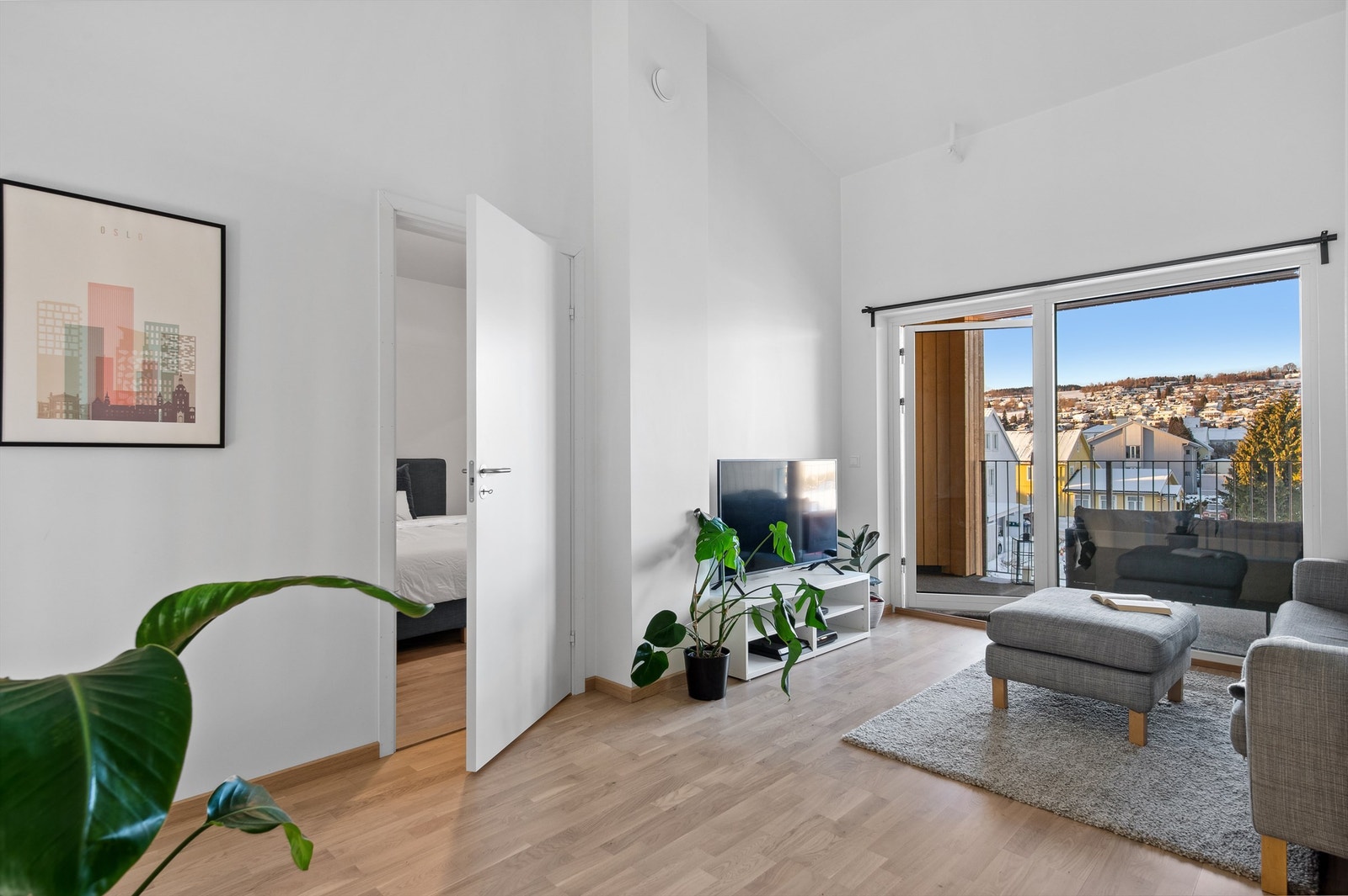 Leiligheten har stue, soverom, innvendig bod og utgang til veranda i 2.etasje. Galleribilde