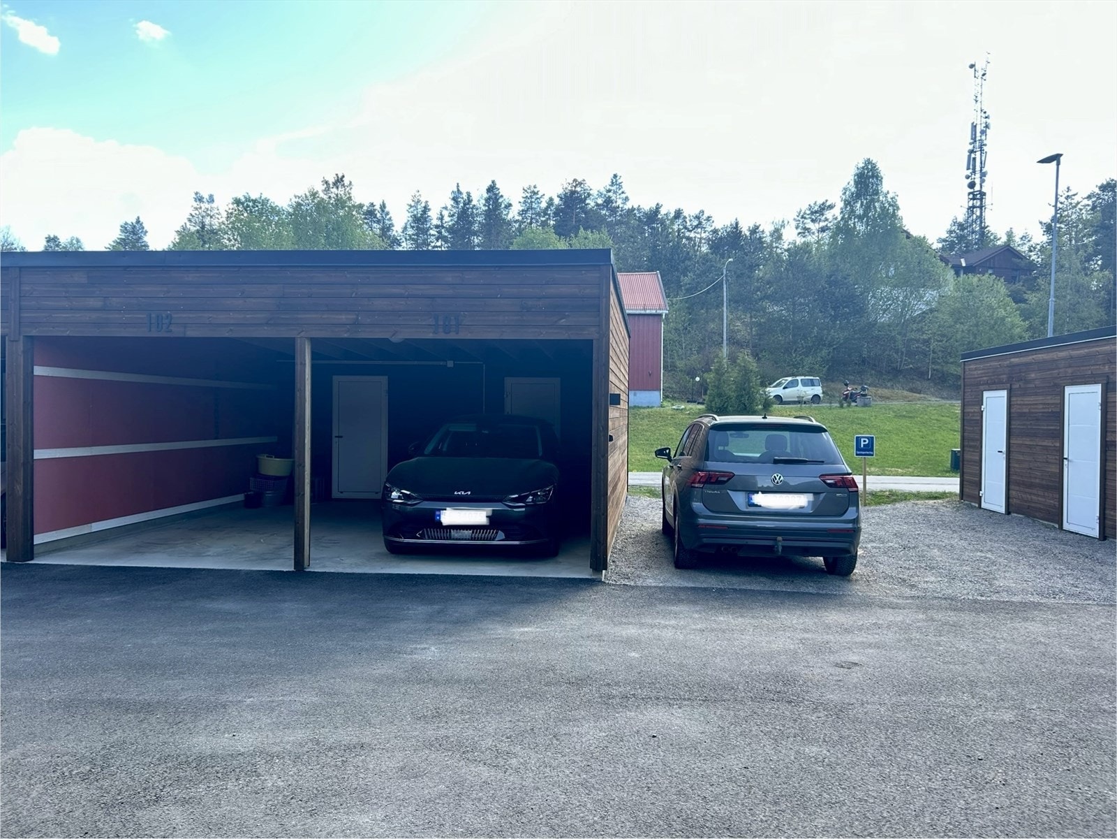Det medfølger en plass i carport og en utvendig oppstillingsplass ved siden av. Galleribilde