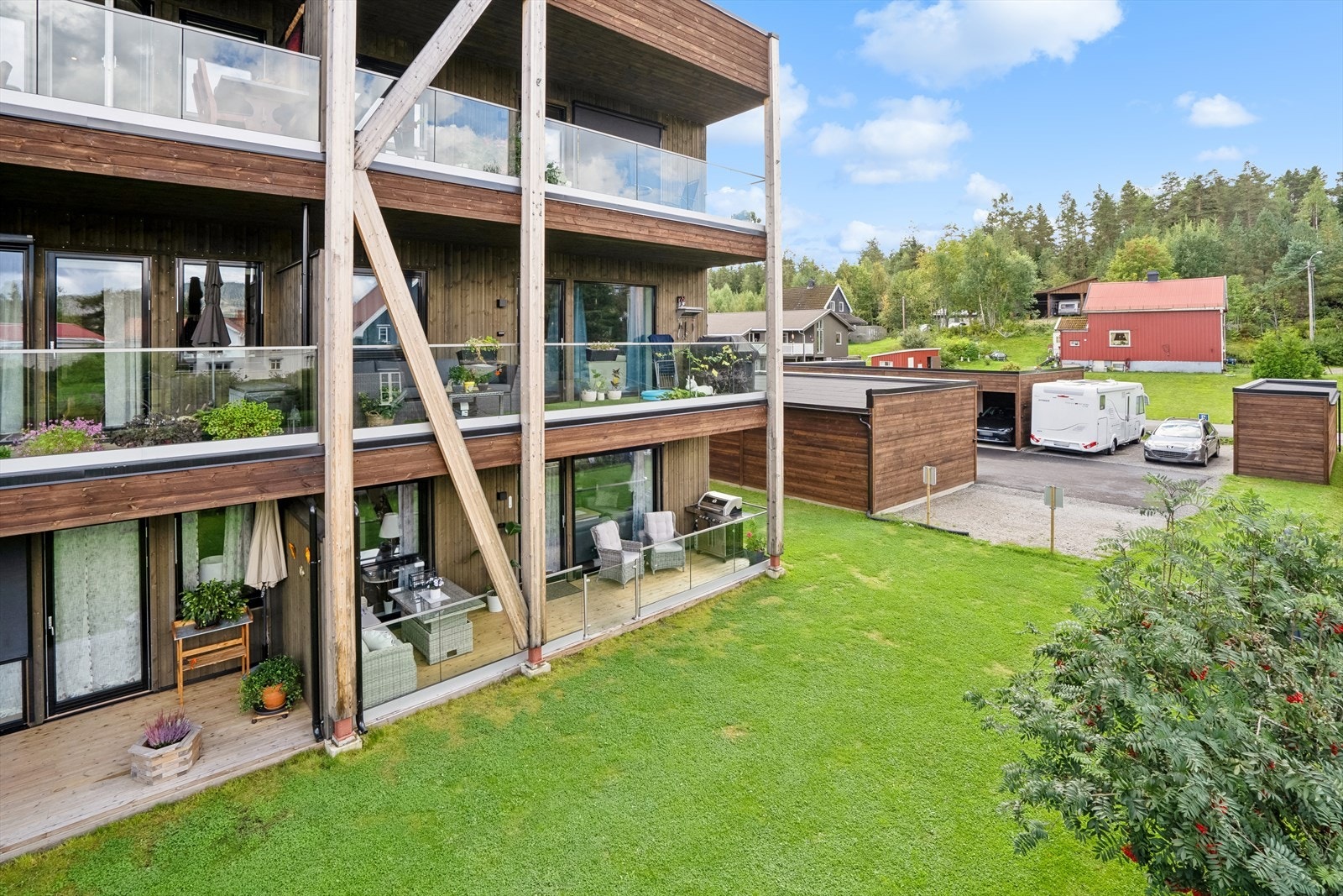 Leiligheten har overbygget terrasse og direkte adkomst til grøntareal. Galleribilde