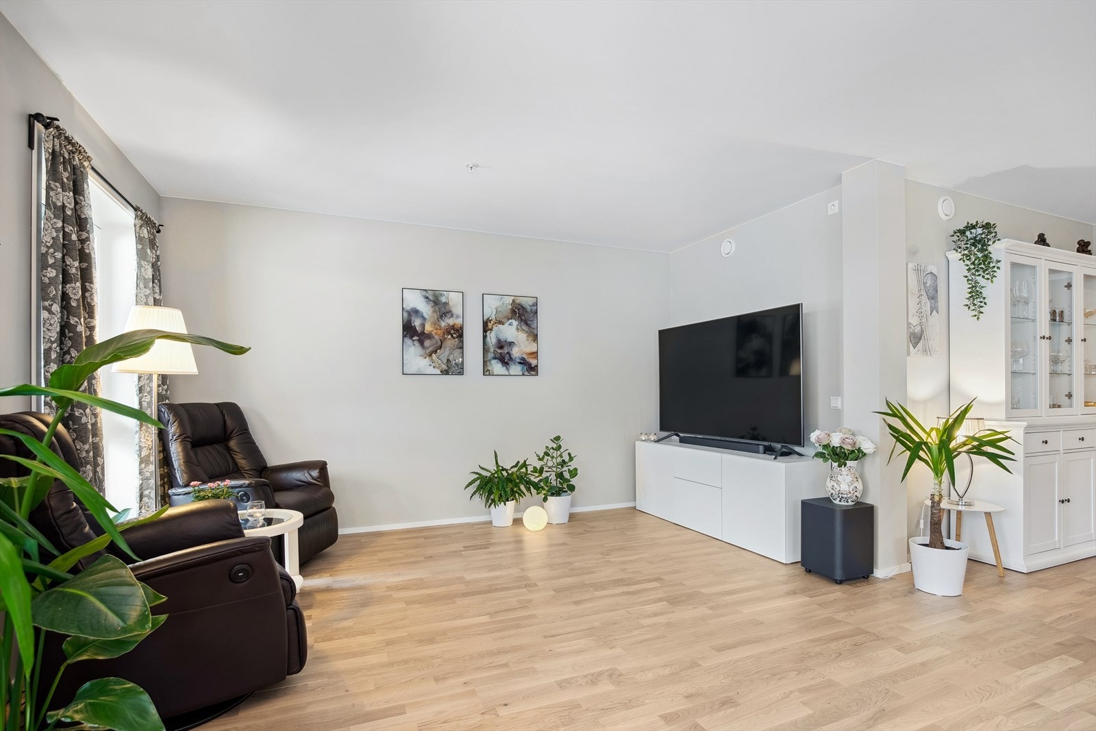 I denne delen av stuen er det mulighet for å dele av til et ekstra soverom. Galleribilde