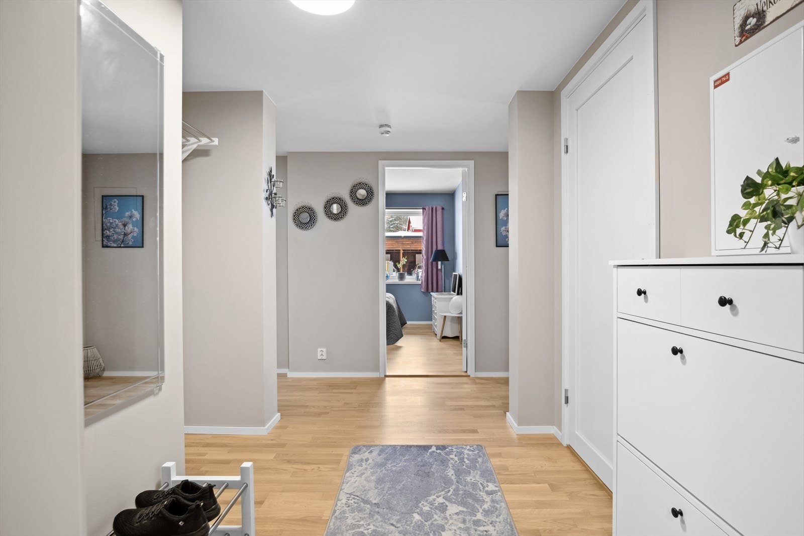 Leiligheten er både stilren og romslig. Det er også meget god lagringsplass. Galleribilde