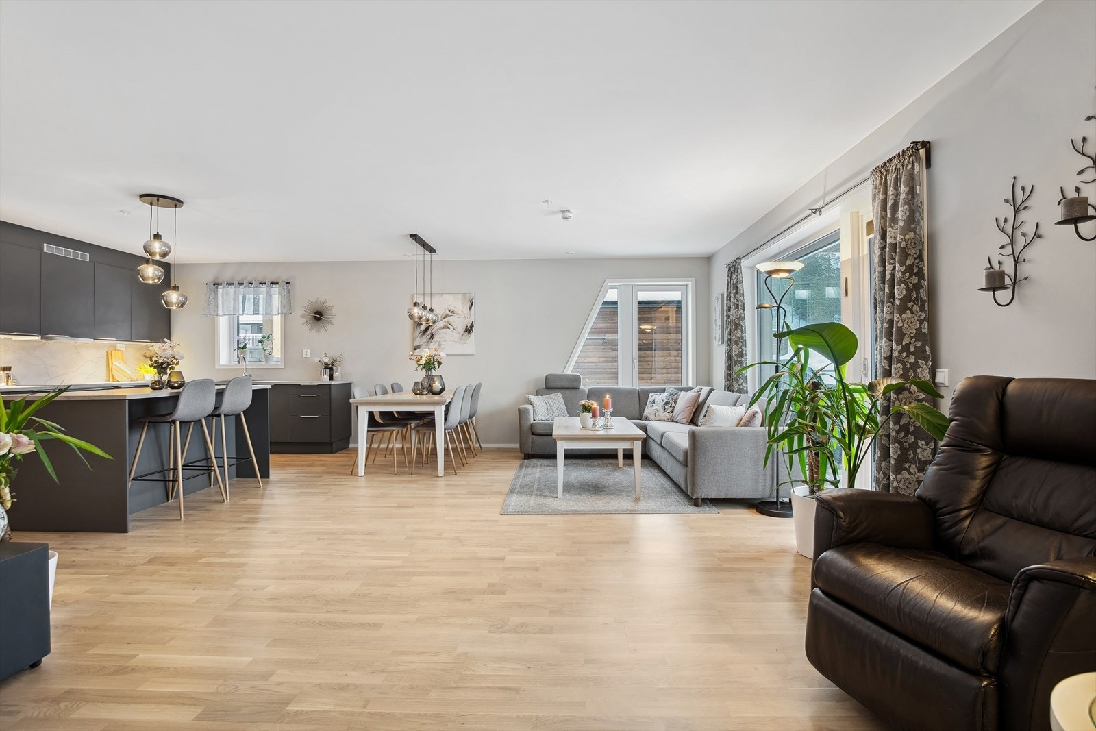 Her er det god plass til både salong, spisebord og TV-krok. Galleribilde