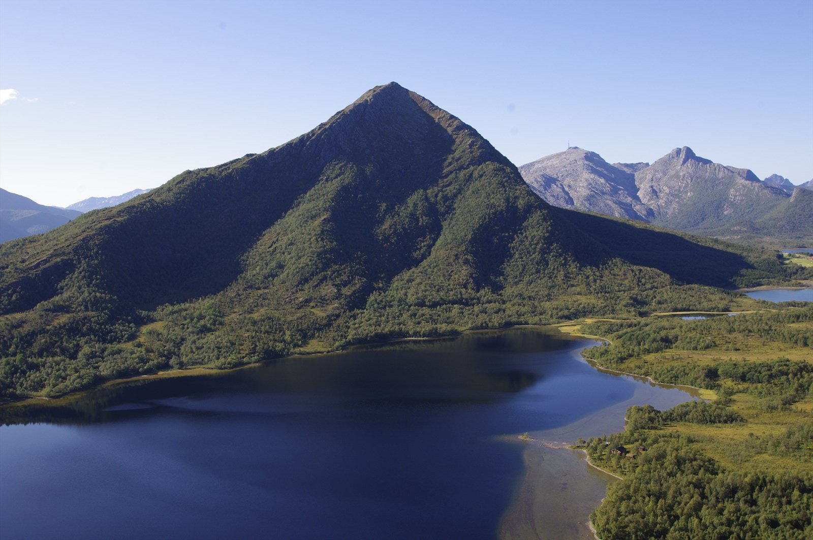 Fiskevann i fjellet med fiskerett Galleribilde