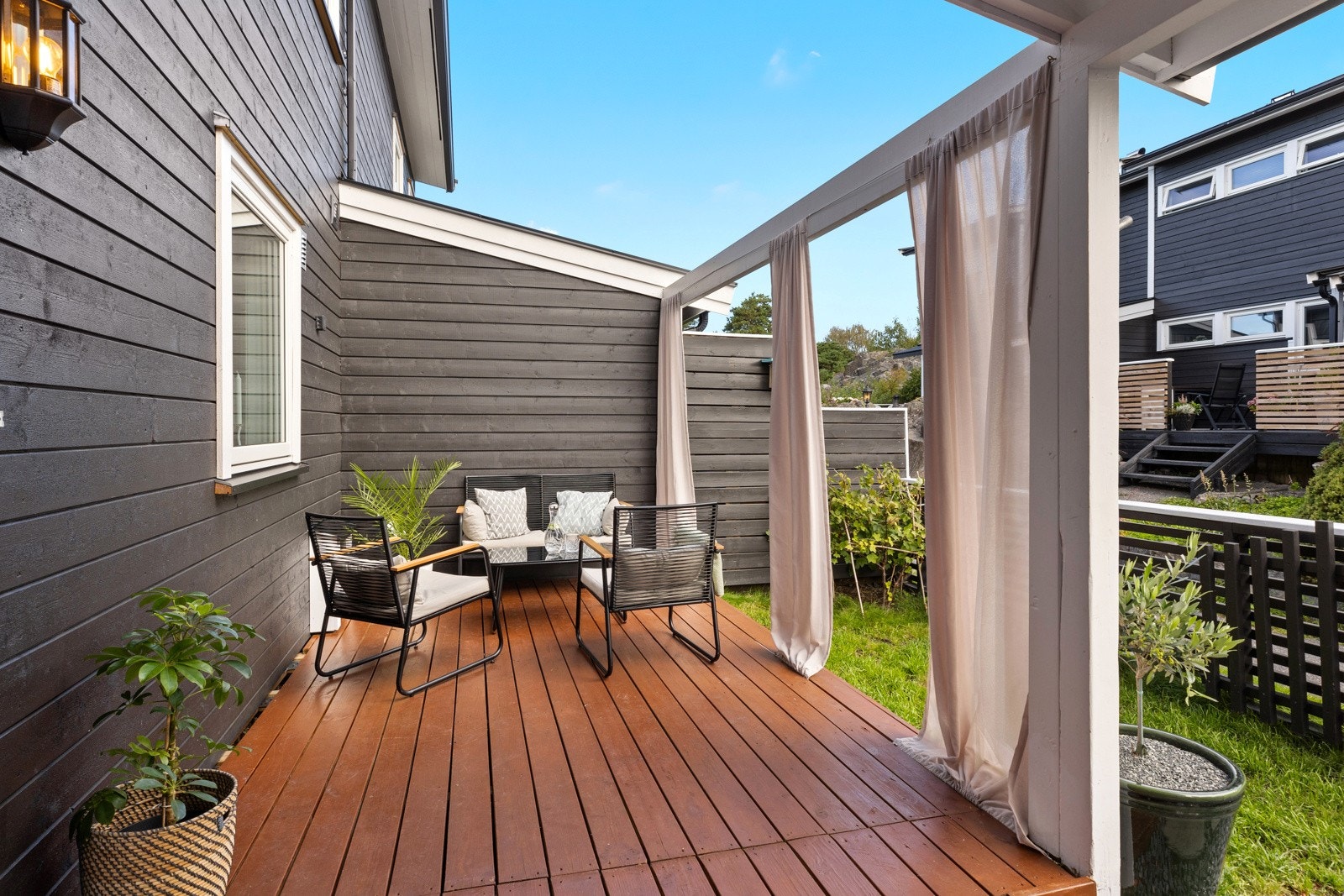 Ved inngangspartiet er det oppført en 12 m² markterrasse med hageflekk, og her finner du blant annet markjordbær og ripsbusker Galleribilde