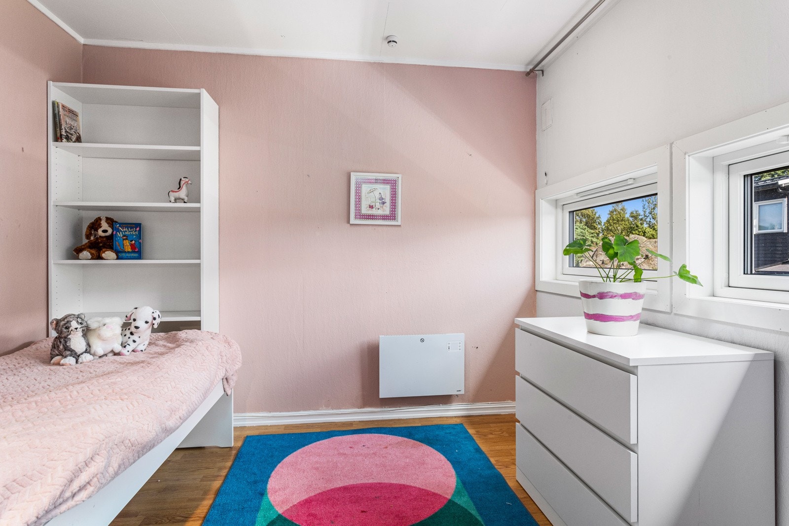 Alle rom er av god størrelse med god plass til seng og øvrig møblement Galleribilde