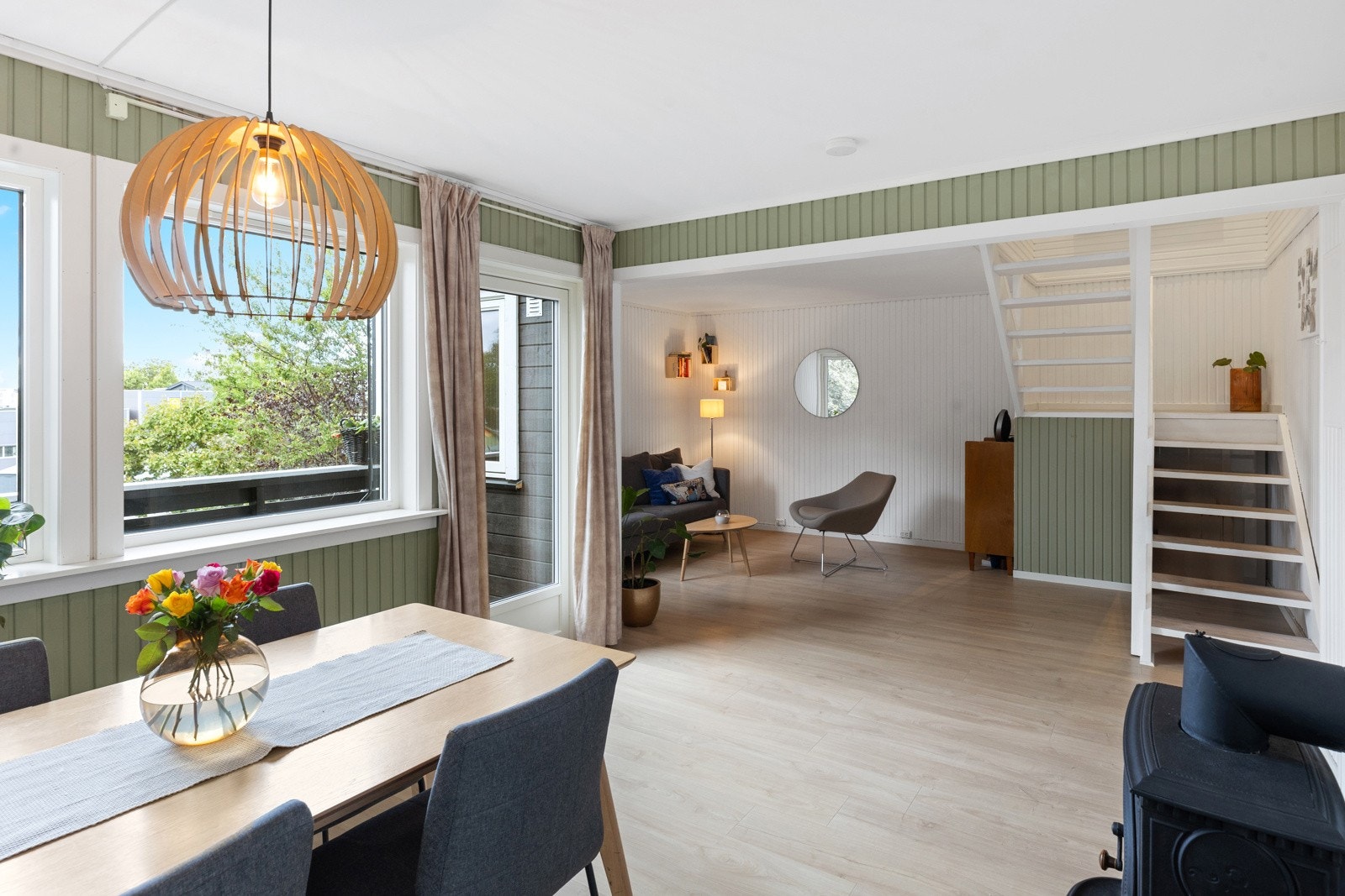 Boligen varmes opp med peisovn i stue, varmekabler på bad og for øvrig elektrisk oppvarming Galleribilde