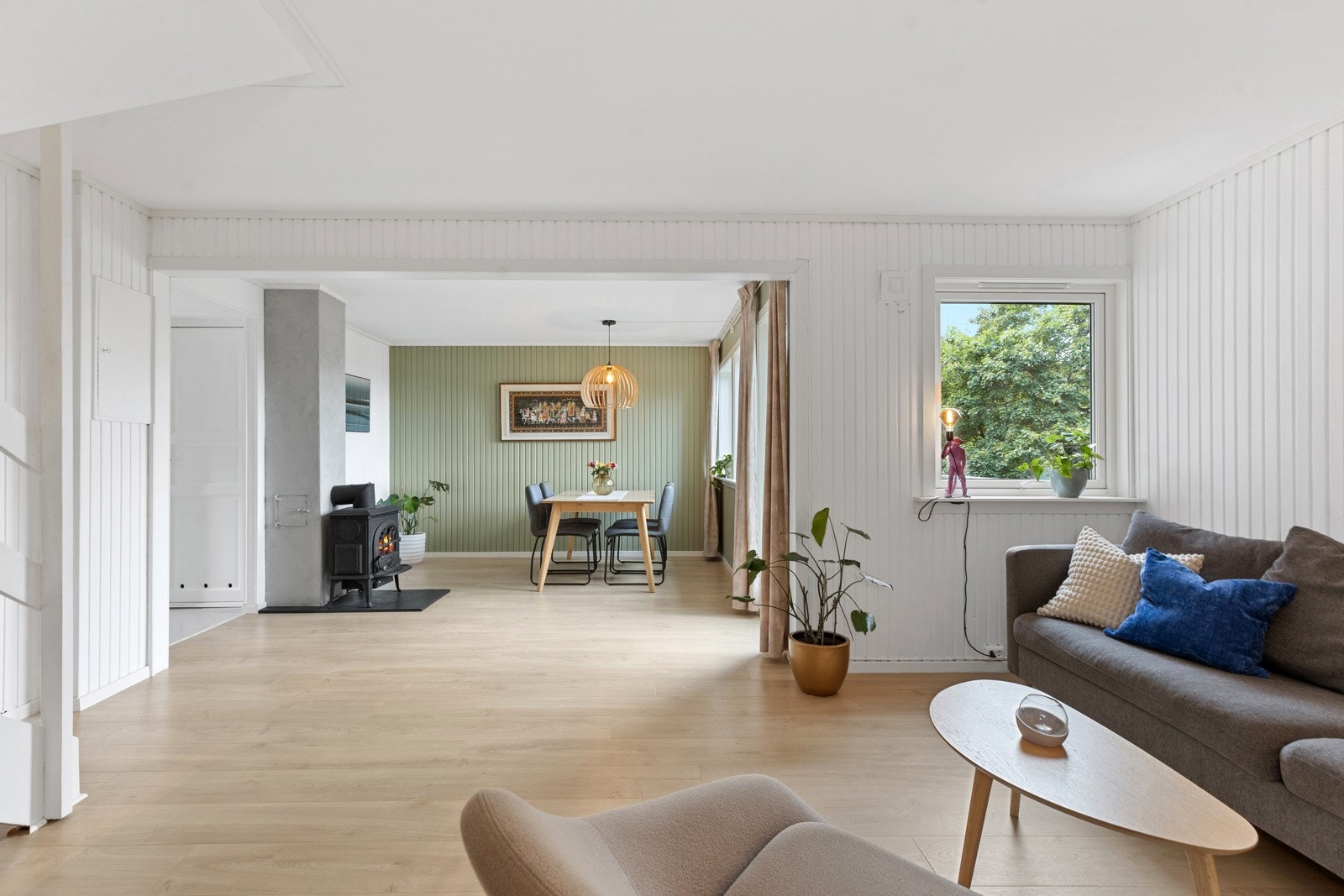 Stuen er hjemmets hjerte med god plass til både sofa og øvrig møblement Galleribilde