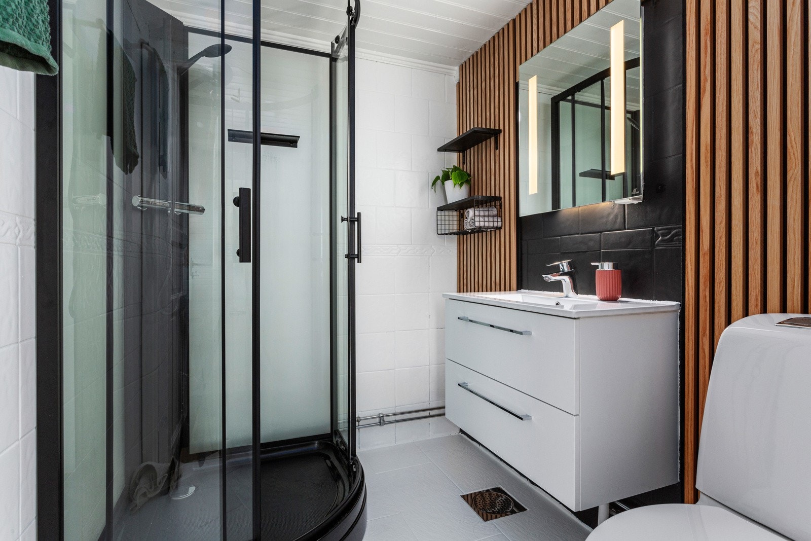 Badet i 2. etasje er moderne og funksjonelt utstyrt med nedfelt servant, gulvfestet toalett og dusjkabinett Galleribilde