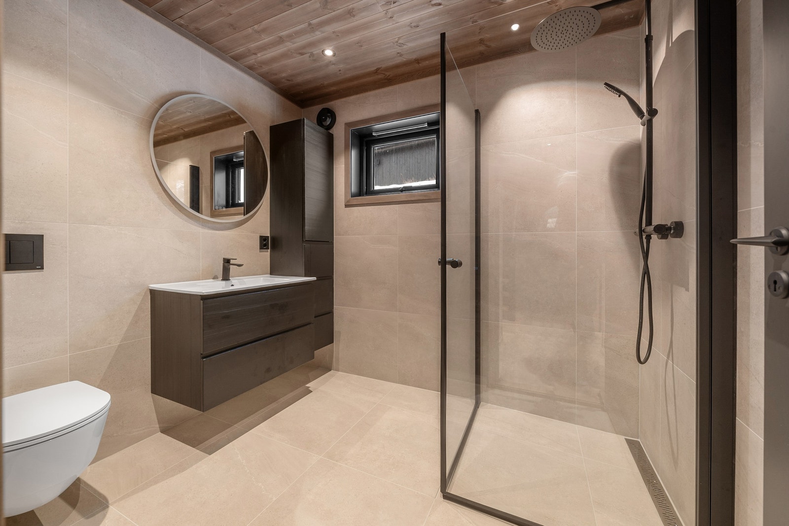 - Badet i 1. etg. Vegghengt toalett, servant med skuffer og høyskap. Dusjhjørne. Galleribilde