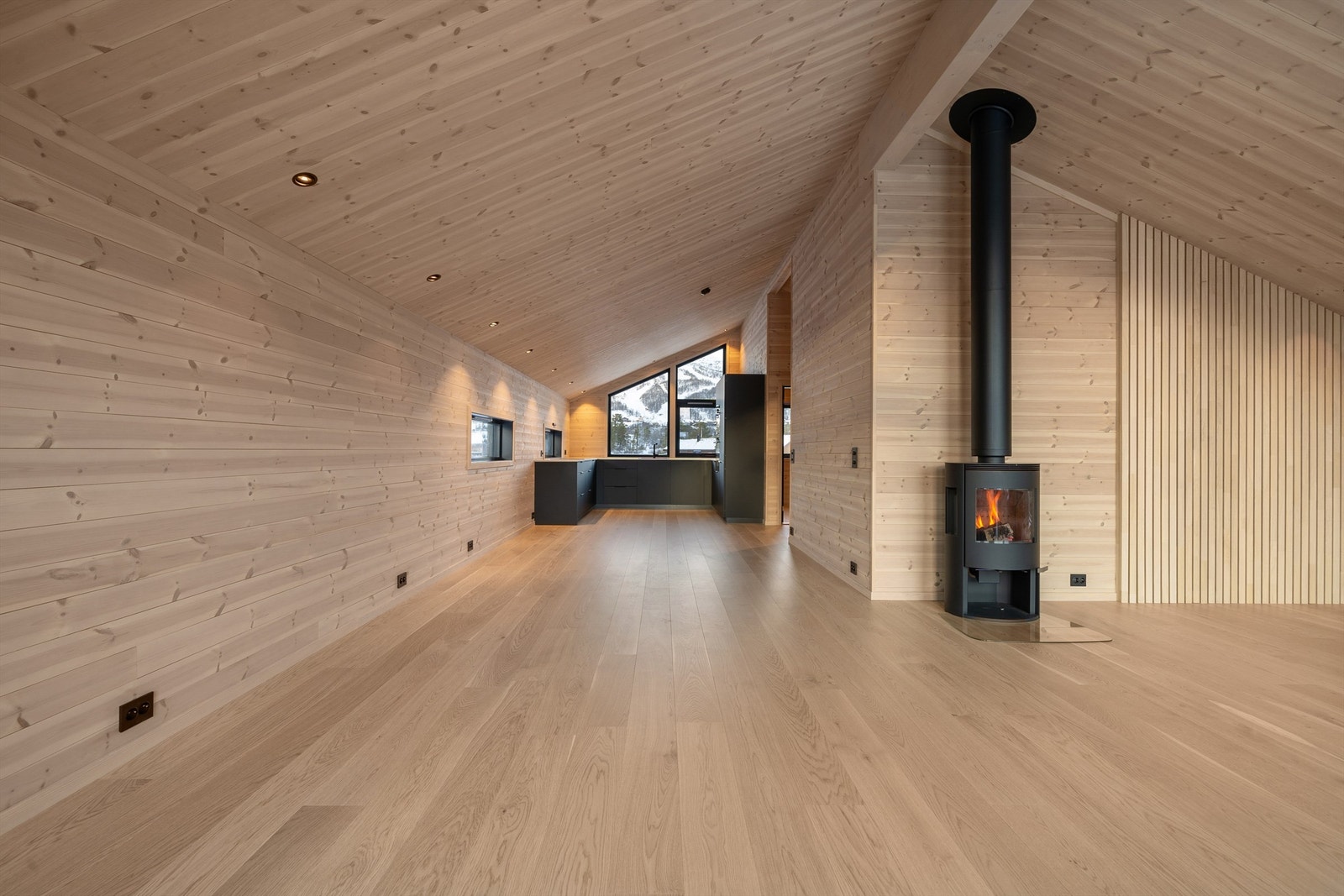 Stue og kjøkken med utsikten mot skisenteret. Galleribilde