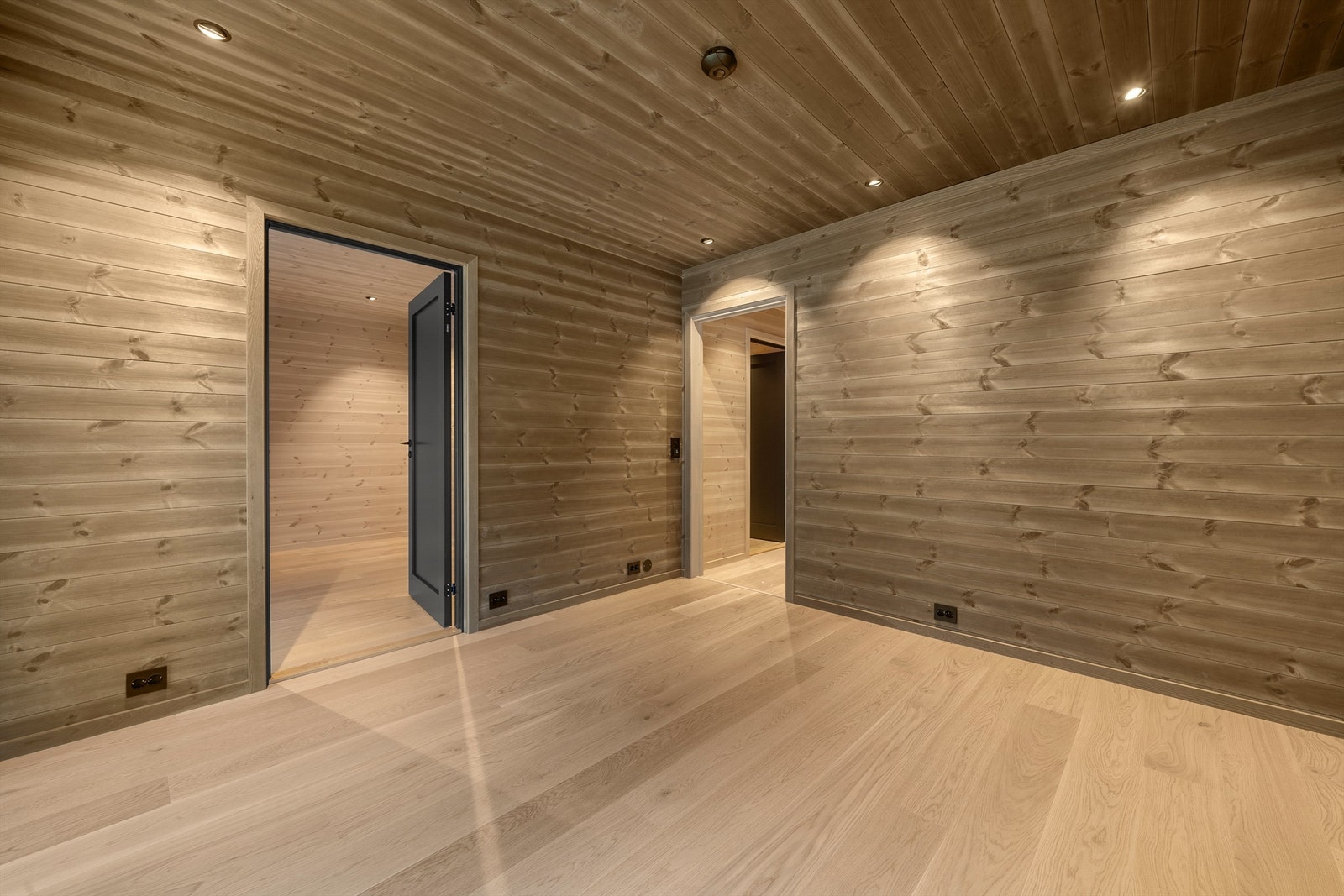 Tv-stue med utgang til solrik terrasse. Soverom til venstre. Galleribilde