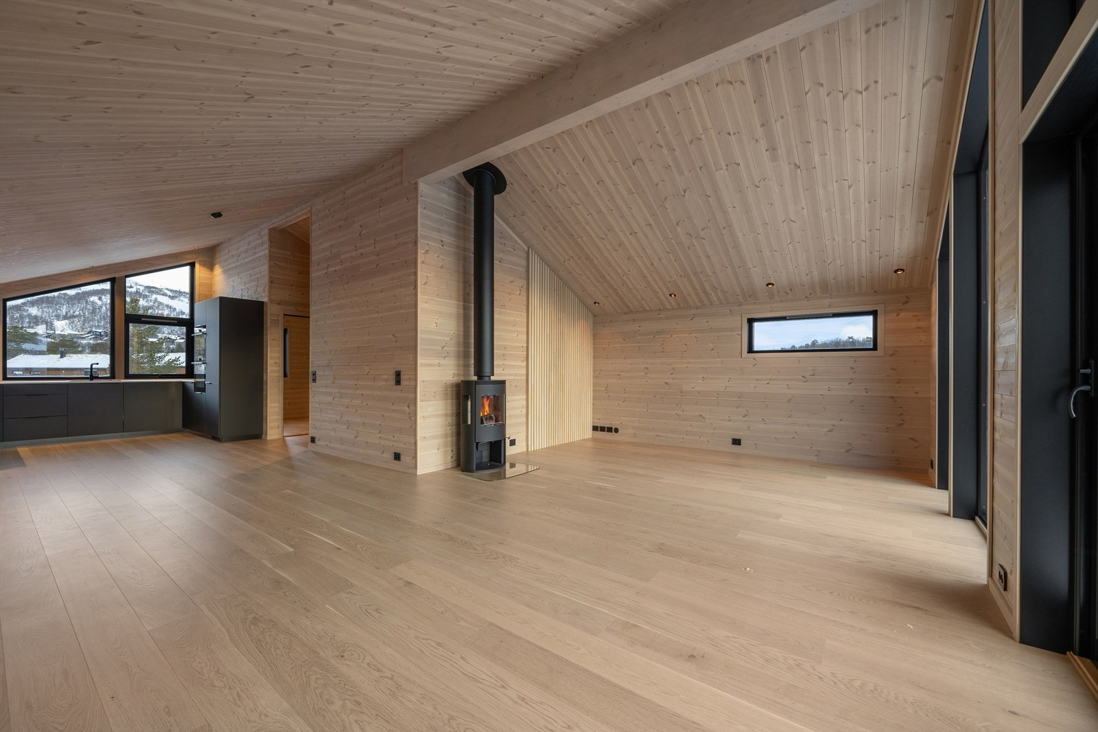 Stue og kjøkken med utsikten til skisenteret. Galleribilde