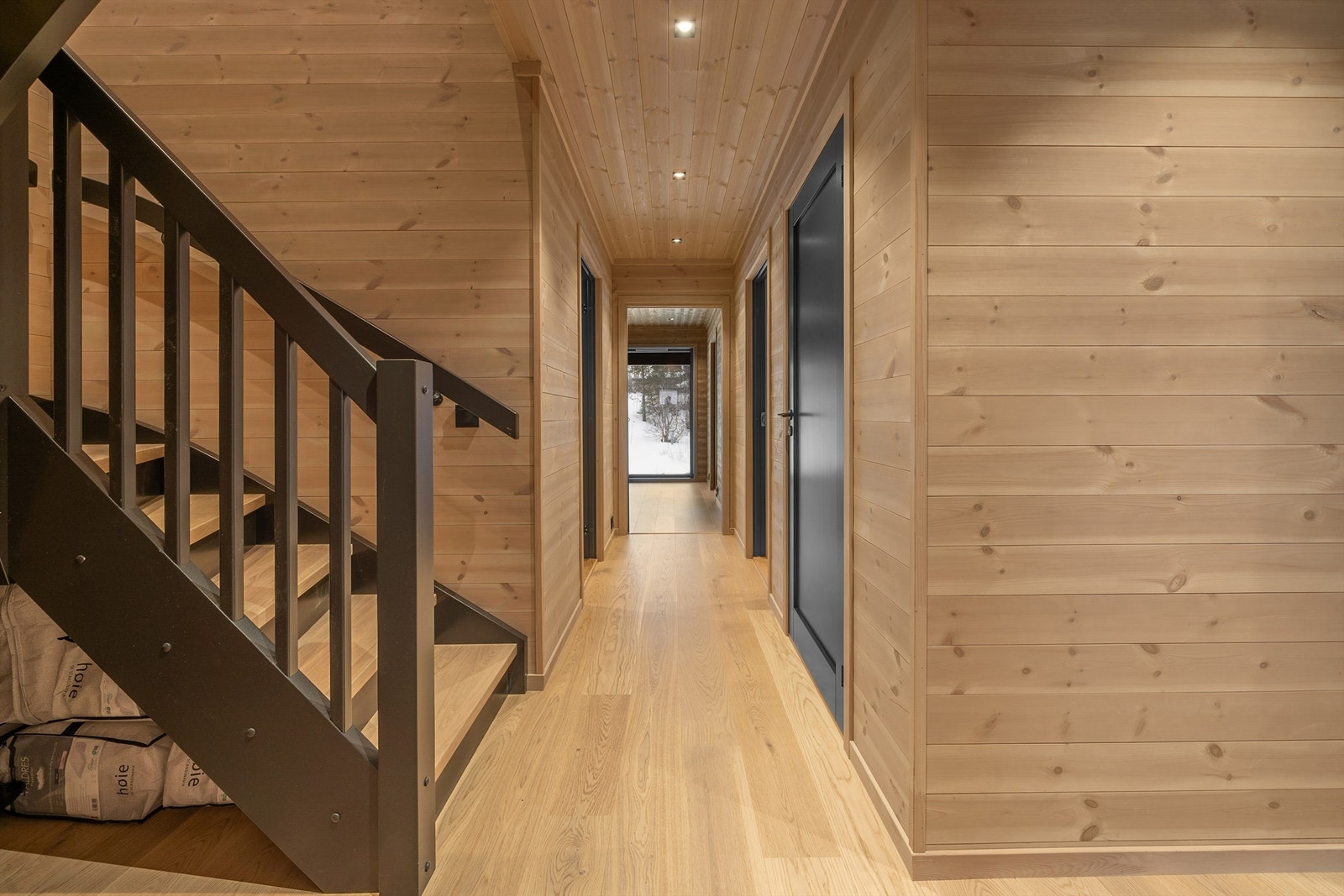 Gangen i 1. etg. Tv-stue i enden. Galleribilde