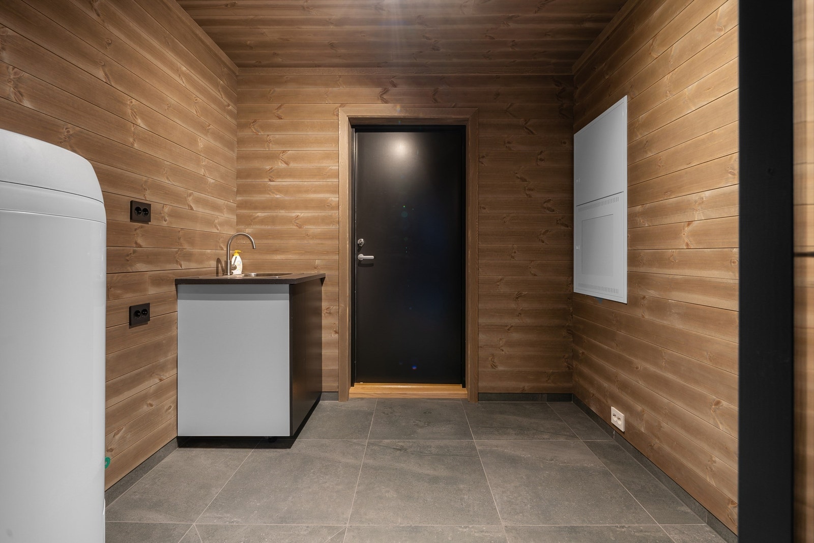 Vaskerom og bod med egen inngang. Galleribilde