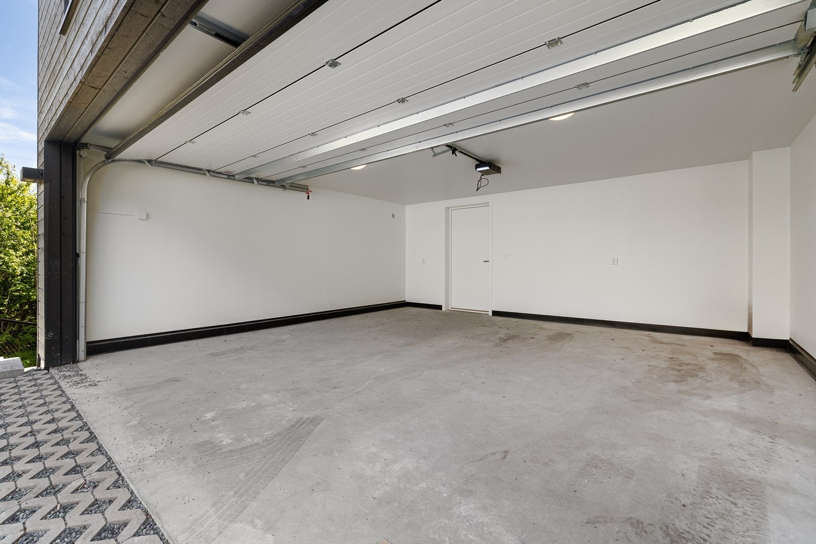 Dobbel garasje med direkte adgang til boligens 1.etg. Galleribilde