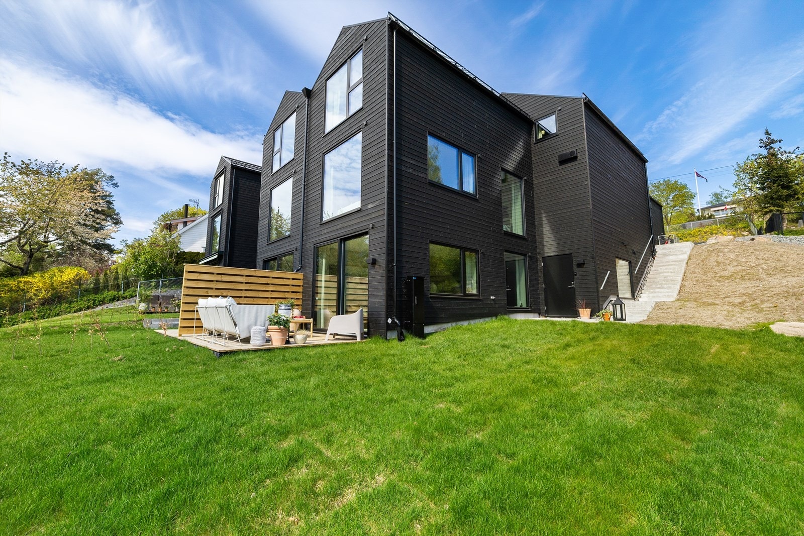 Solrik hage med skjermet terrasse Galleribilde