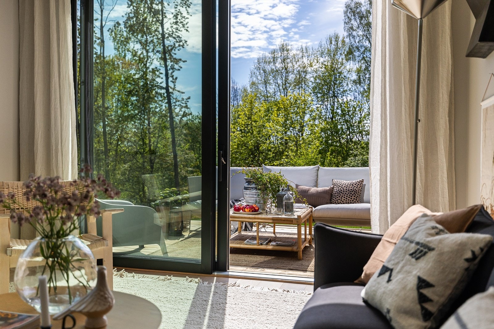 Spisestue med utgang til hage Galleribilde