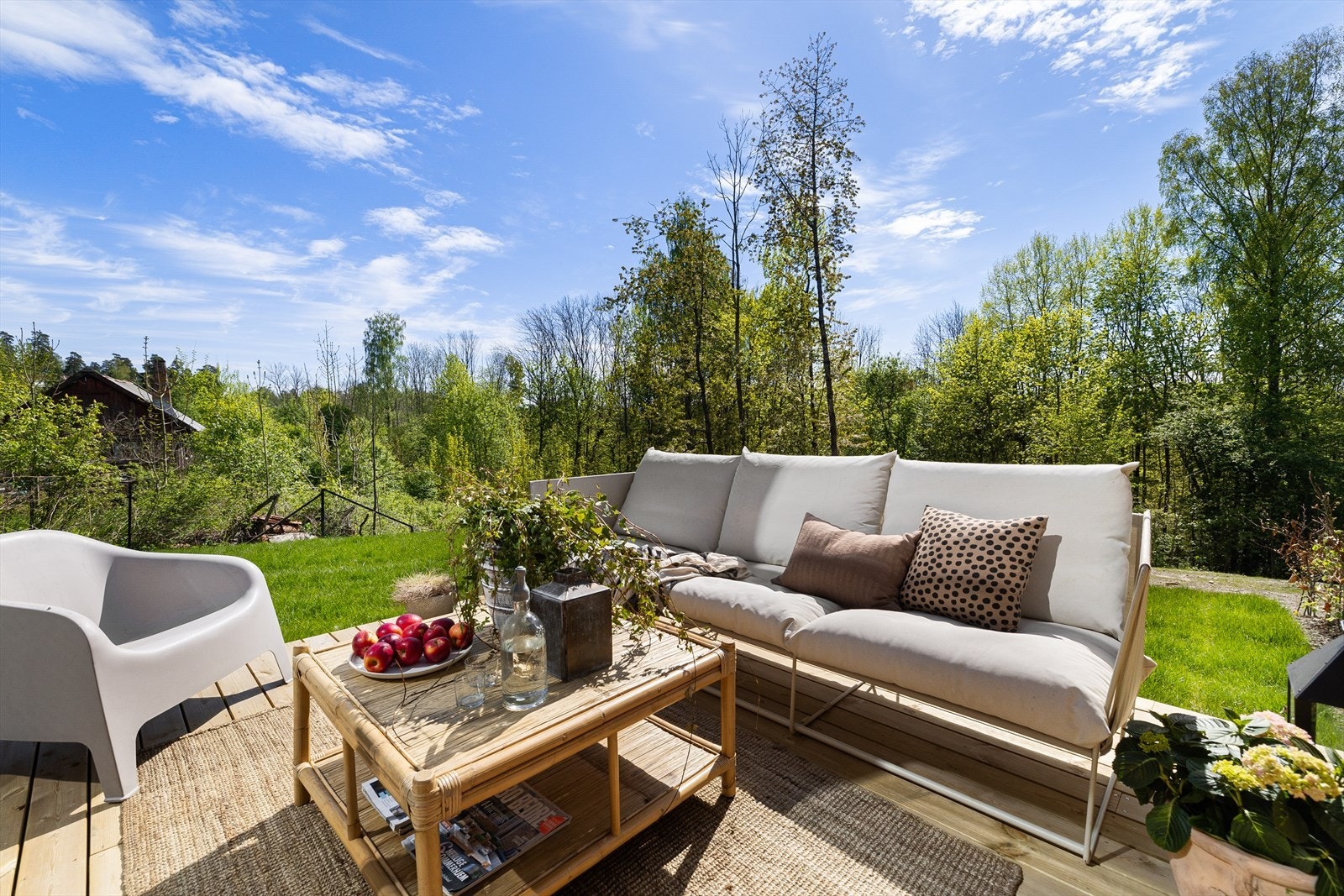 Solrik uteplass og hage Galleribilde