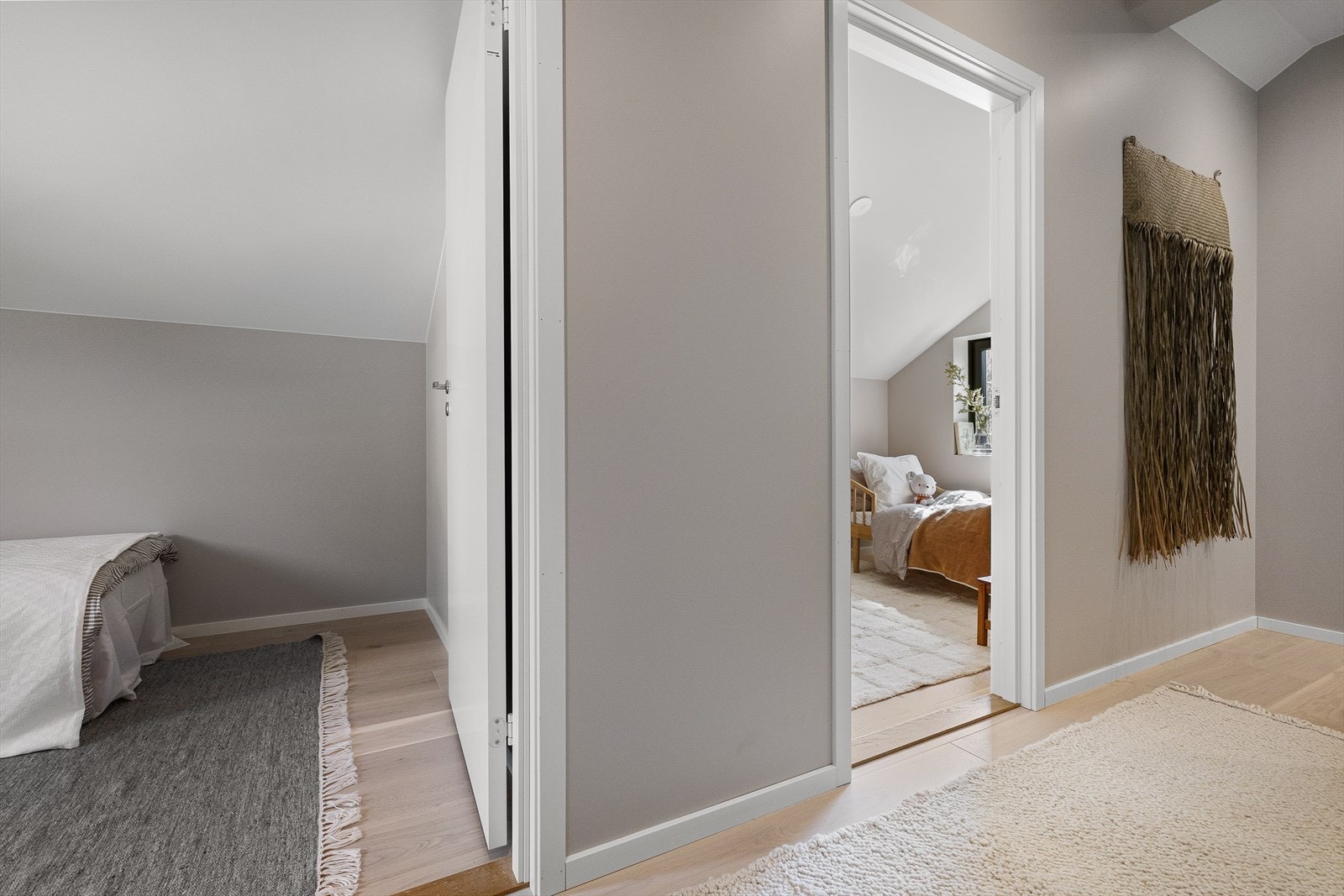 Boligen har totalt 3 bad. To bad i samme etasje som soverommene Galleribilde