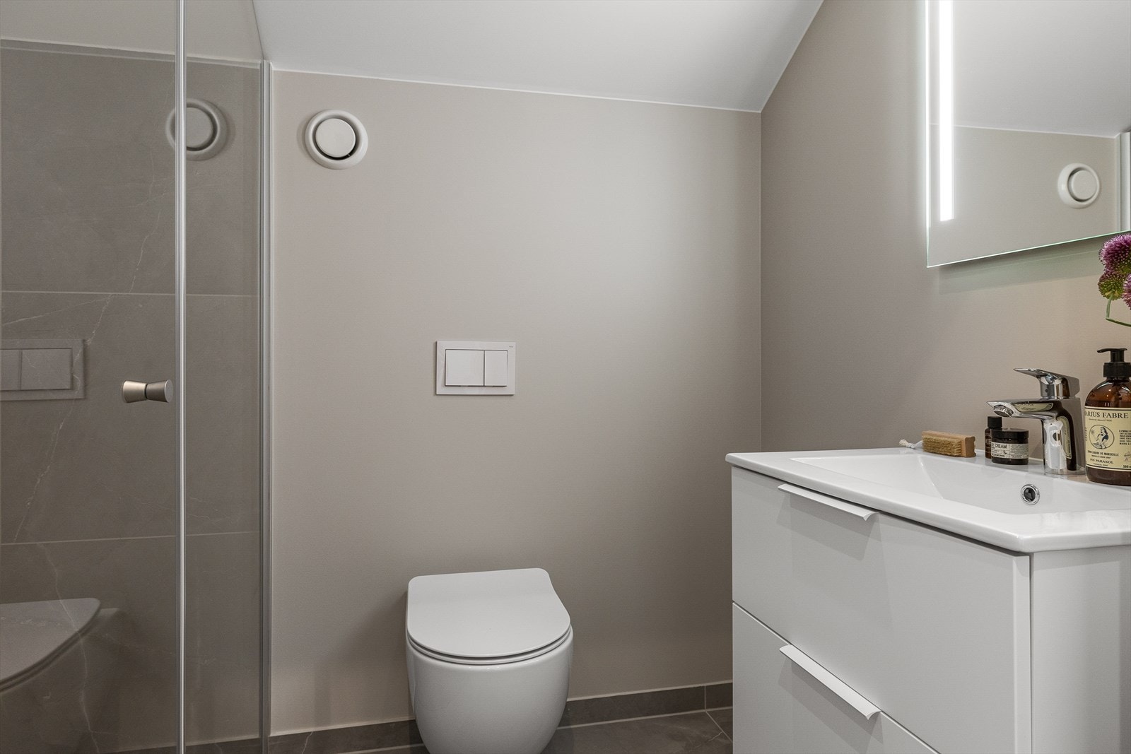 Boligen har totalt 3 bad. To bad i samme etasje som soverommene. Galleribilde