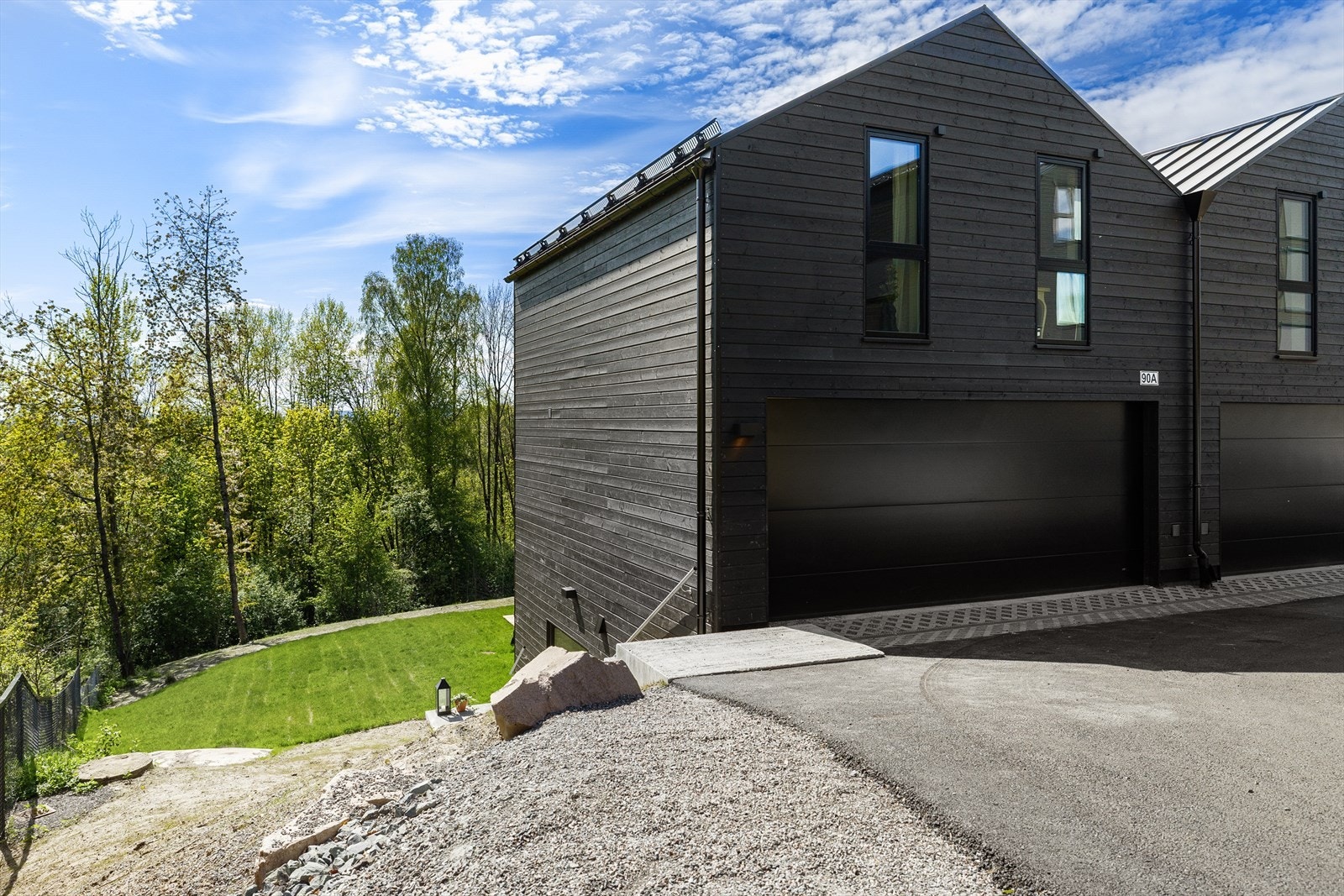 Boligen har dobbel garasje Galleribilde