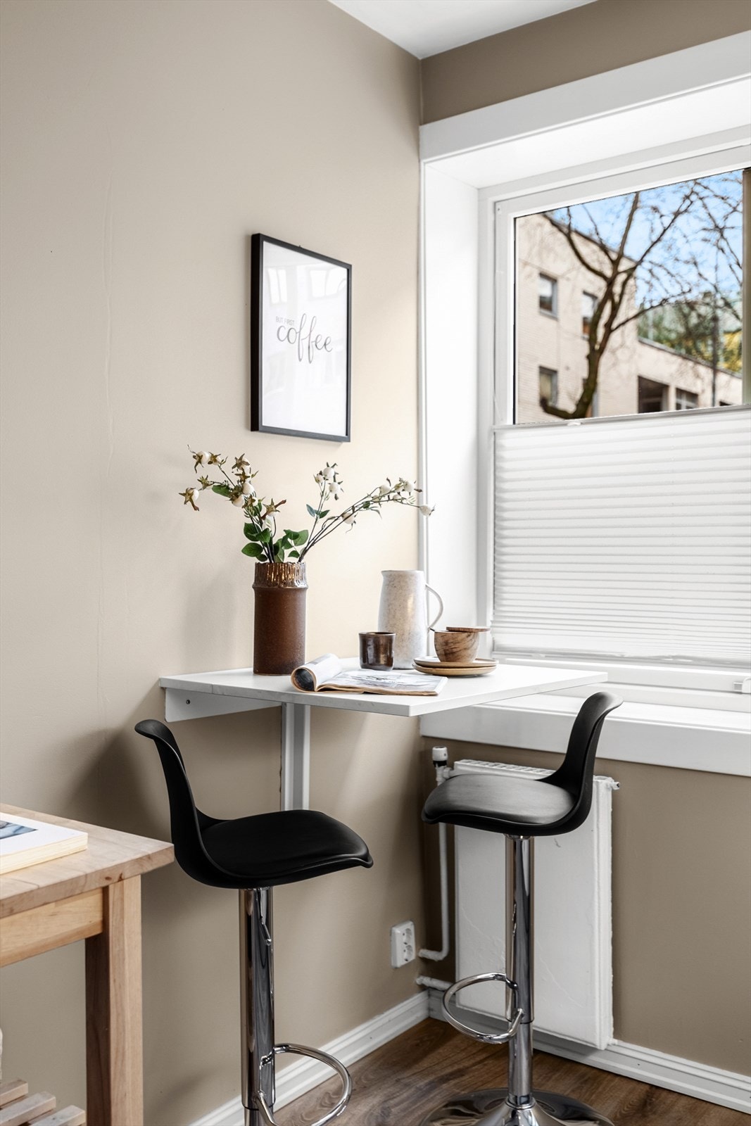 Spiseplassen finner sin naturlige plass ved vinduet. Det er mulighet for å åpne løsningen mot stuen. Galleribilde