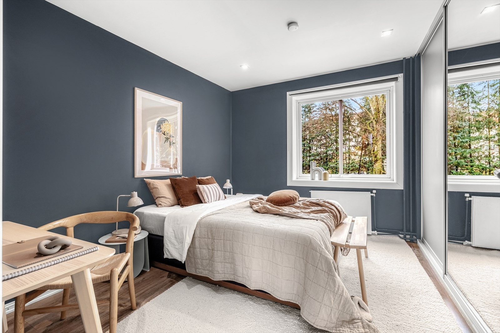 Hovedsoverommet er luftig og har god plass til dobbeltseng, nattbord og medfølgende garderobeløsning. Galleribilde