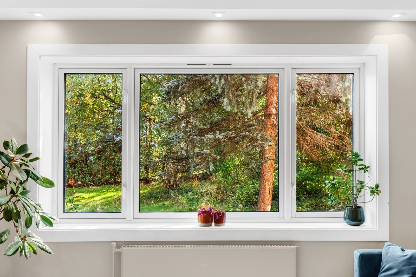 Fra stuen har du flott utsyn mot en frodig, felles bakgård. Galleribilde