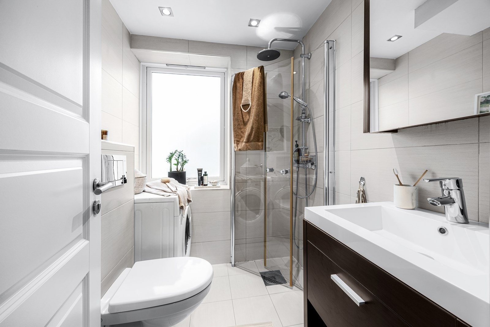 Tidløst, flislagt baderom fra 2012 i følge tidligere salgsoppgave. Galleribilde