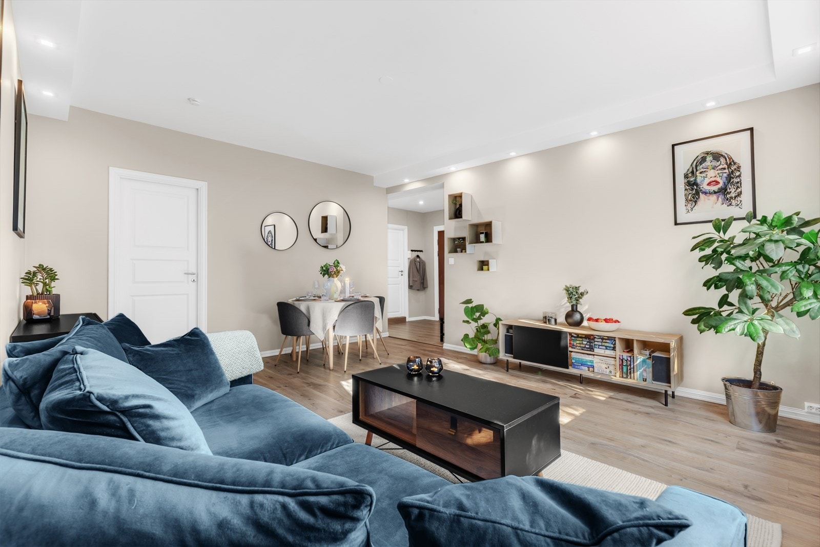 Boligen varmes opp med vannbåren varme via fellesfyring i kjeller som befinner seg rett under leiligheten. Galleribilde