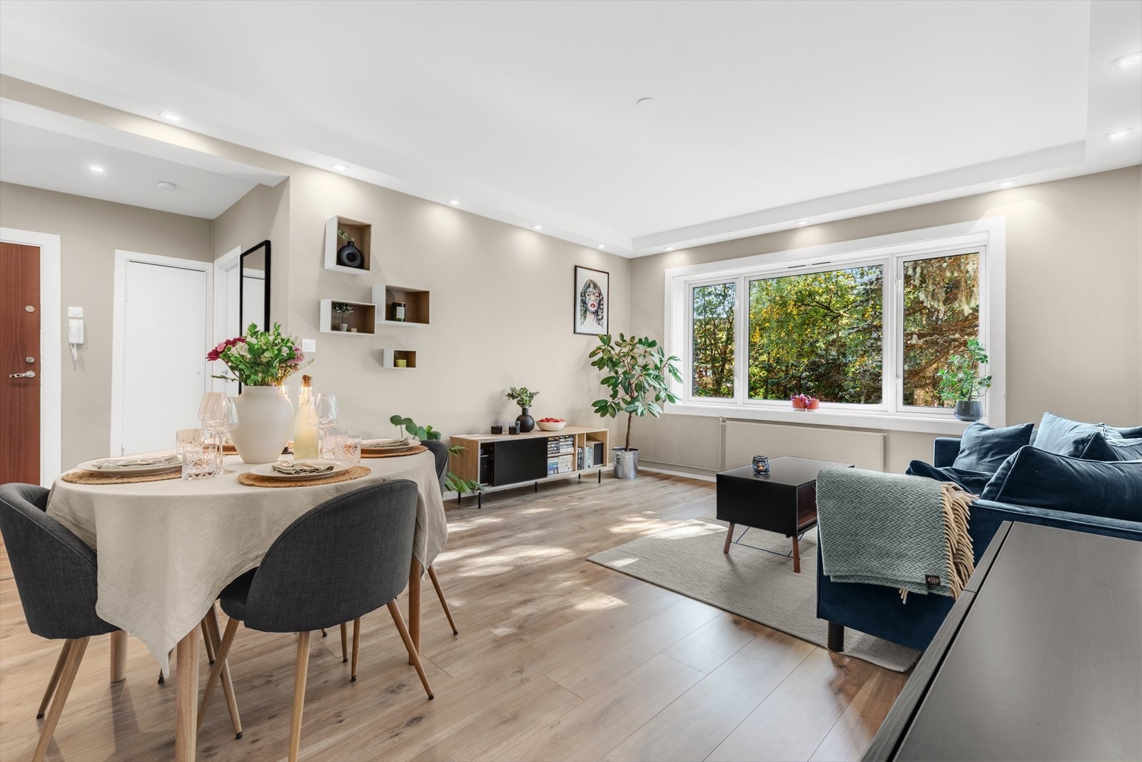 Det er god plass til både sofagruppe, mediamøbler og spisebord. Her er det rikelig med plass til å invitere venner og familie. Galleribilde