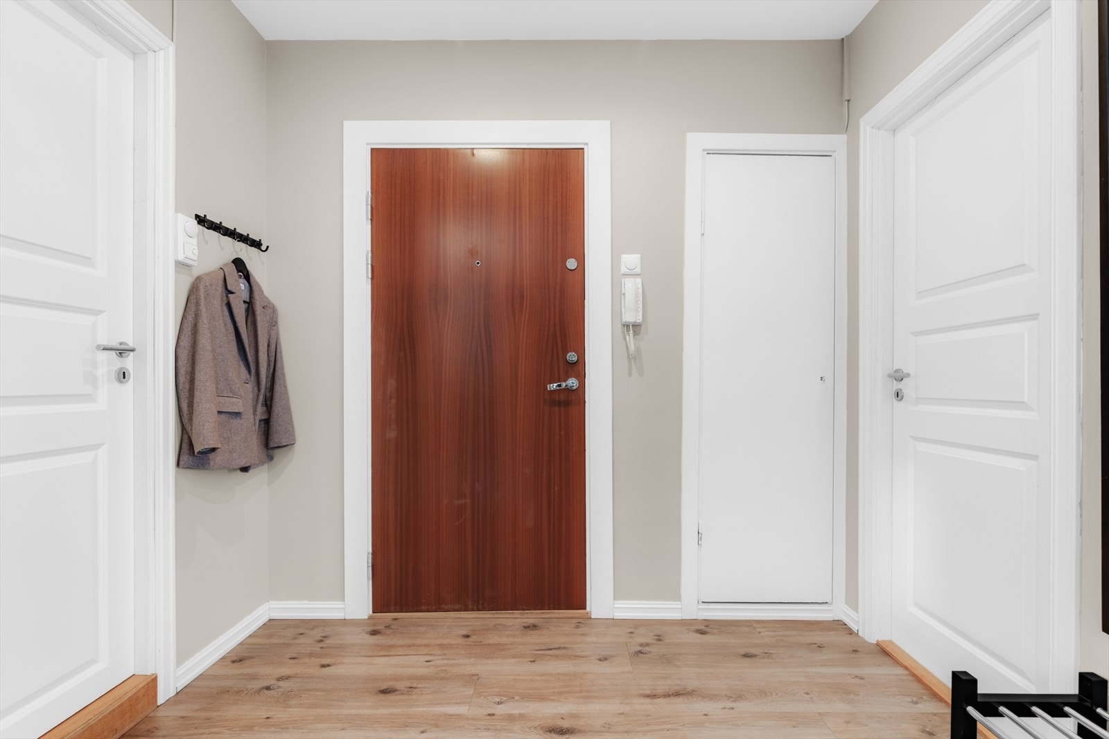 Velkommen til visning! Innvedig bod, og to eksterne boder i kjeller medfølger. Galleribilde