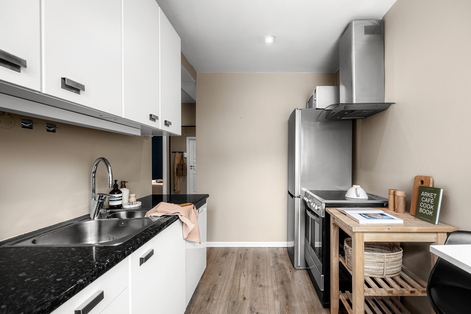 Innredningen har glatte folierte fronter og laminatbenkeplate. Kjøkkenet har komfyr med platetopp, opplegg for oppvaskmaskin og frittstående kjøl/fryseskap. Galleribilde