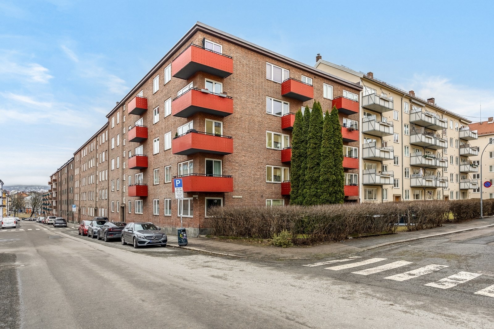 Gateparkering etter gjeldende satser og bestemmelser. Det er et p-hus på St.Hanshaugen senter som leier ut p-plasser. Galleribilde