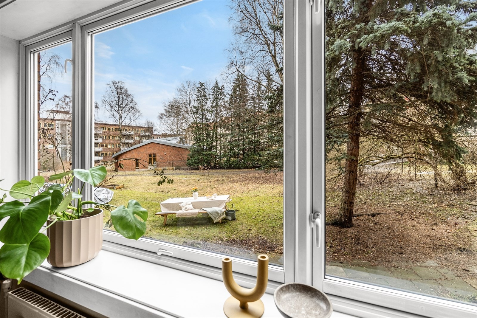 Det er praktisk utgang til bakgården via kjelleren, som gjør det enkelt å ta med mat, drikke eller annet utstyr ut i bakgården. Galleribilde