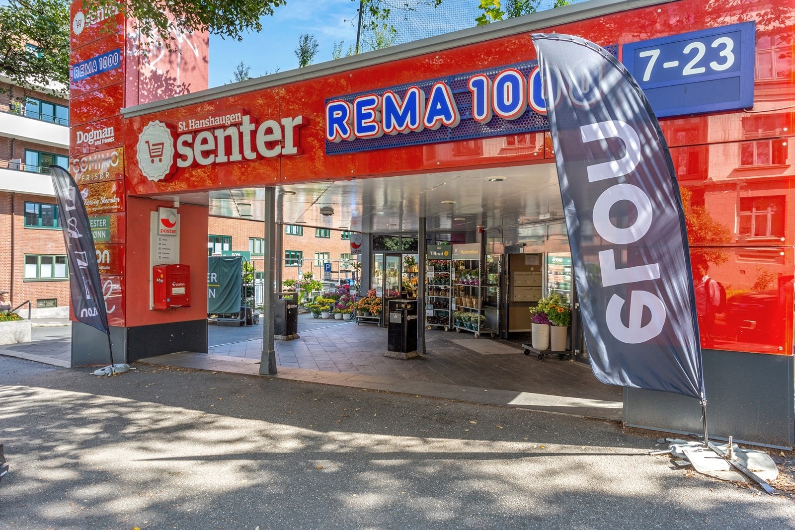 Rema 1000, apotek, Coop og spesialforretninger ligger i gangavstand, samt treningssenter og parkeringshus rett over gaten samt andre fasiliteter. Galleribilde