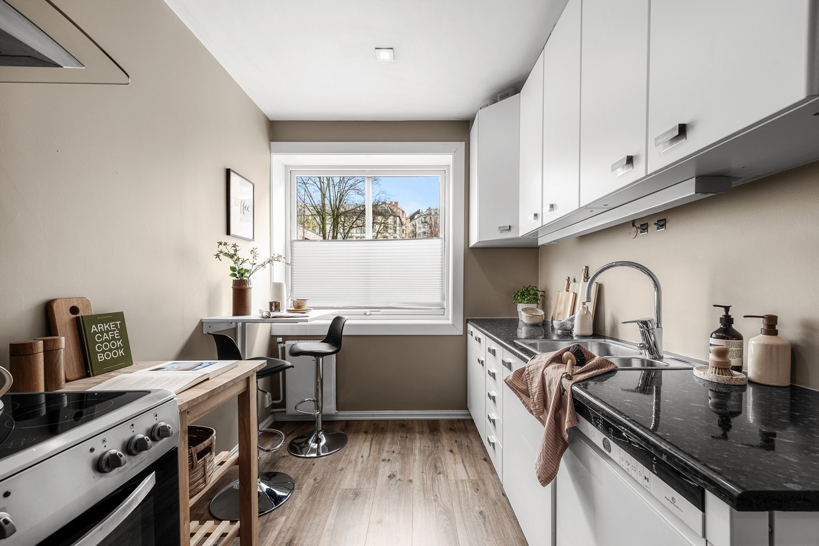 Kjøkkenet er etablert i eget rom og har en innredning fra Ikea fra 2012. Galleribilde