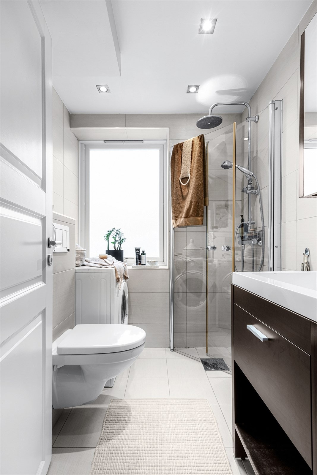 Badet har flislagte overflater og termostatstyrte varmekabler i gulvet. Galleribilde