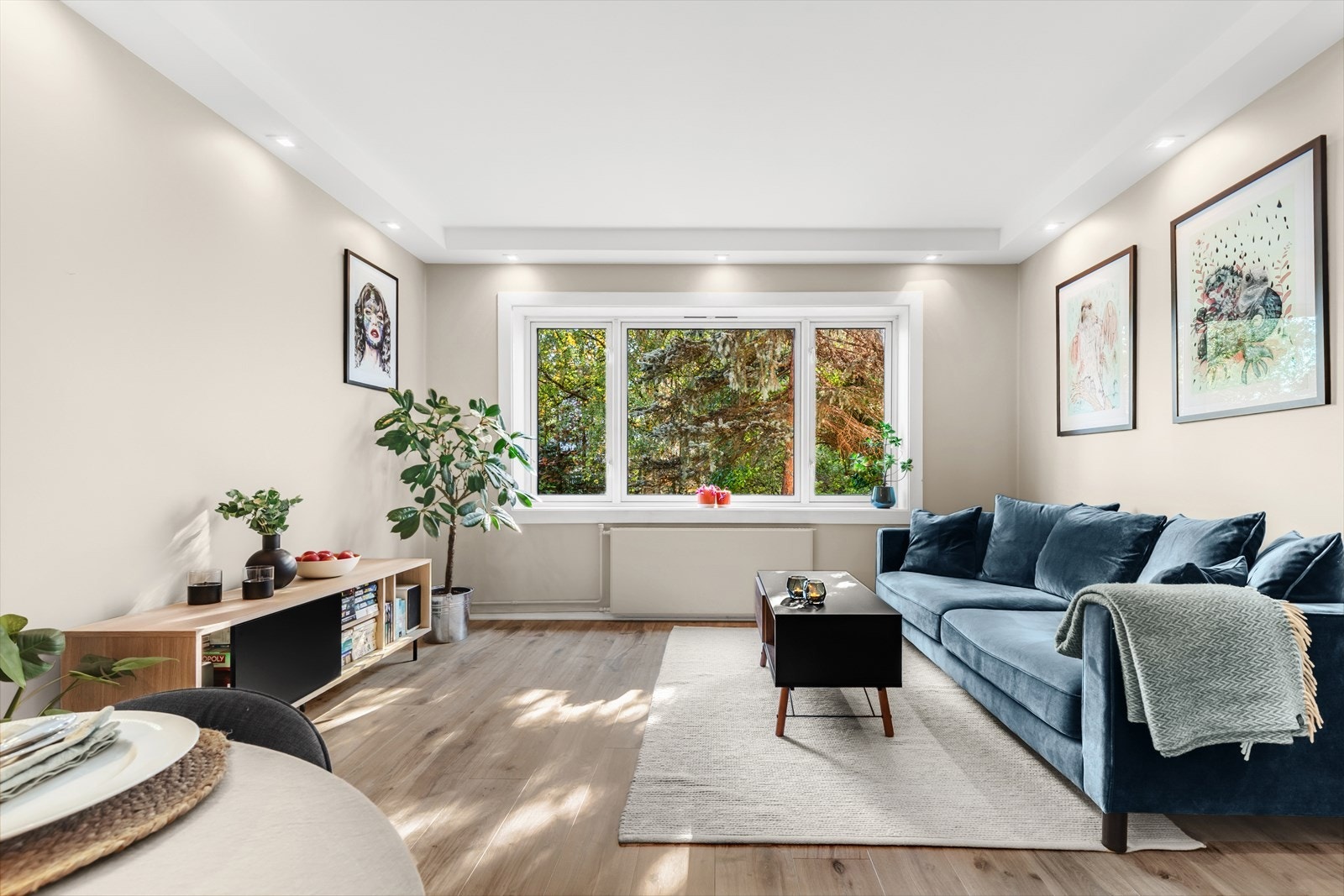 Dette er en flott 3-roms leilighet i en stille sidegate like ved St. Hanshaugen senter, godt skjermet fra trafikk, men med kort vei til servicetilbud, restauranter, kaféer og rekreasjonsområder. Galleribilde