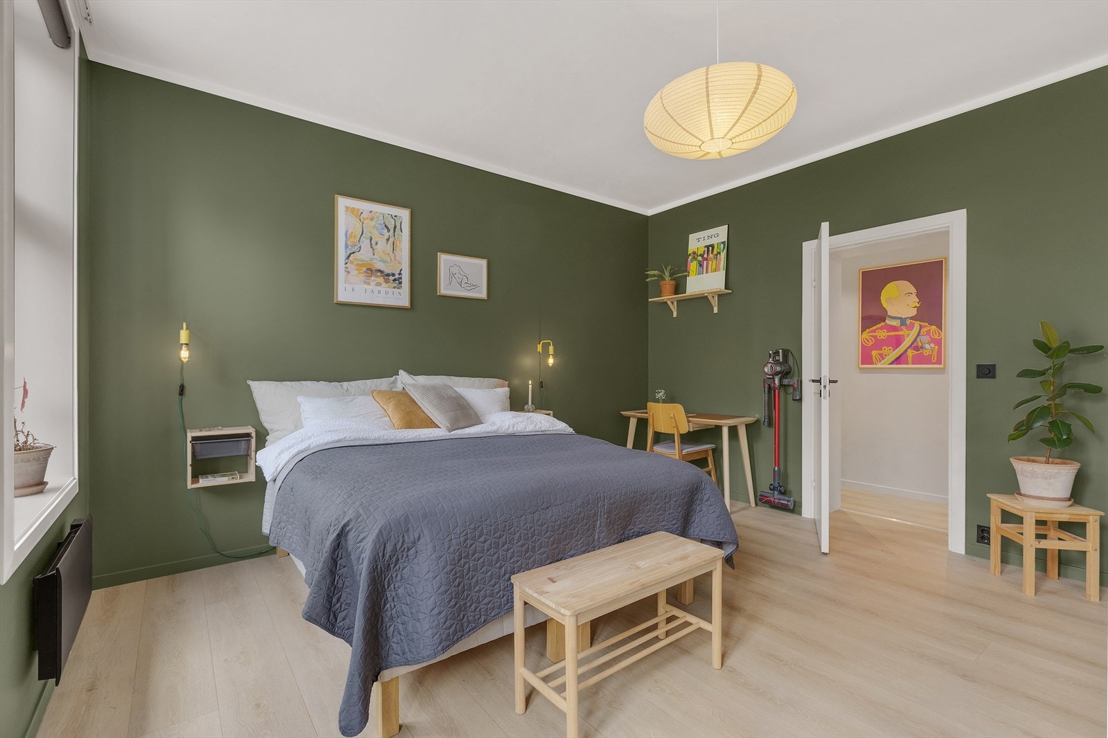 Et lyst og luftig soverom med generøs plass til dobbeltseng og tilbehør. Galleribilde