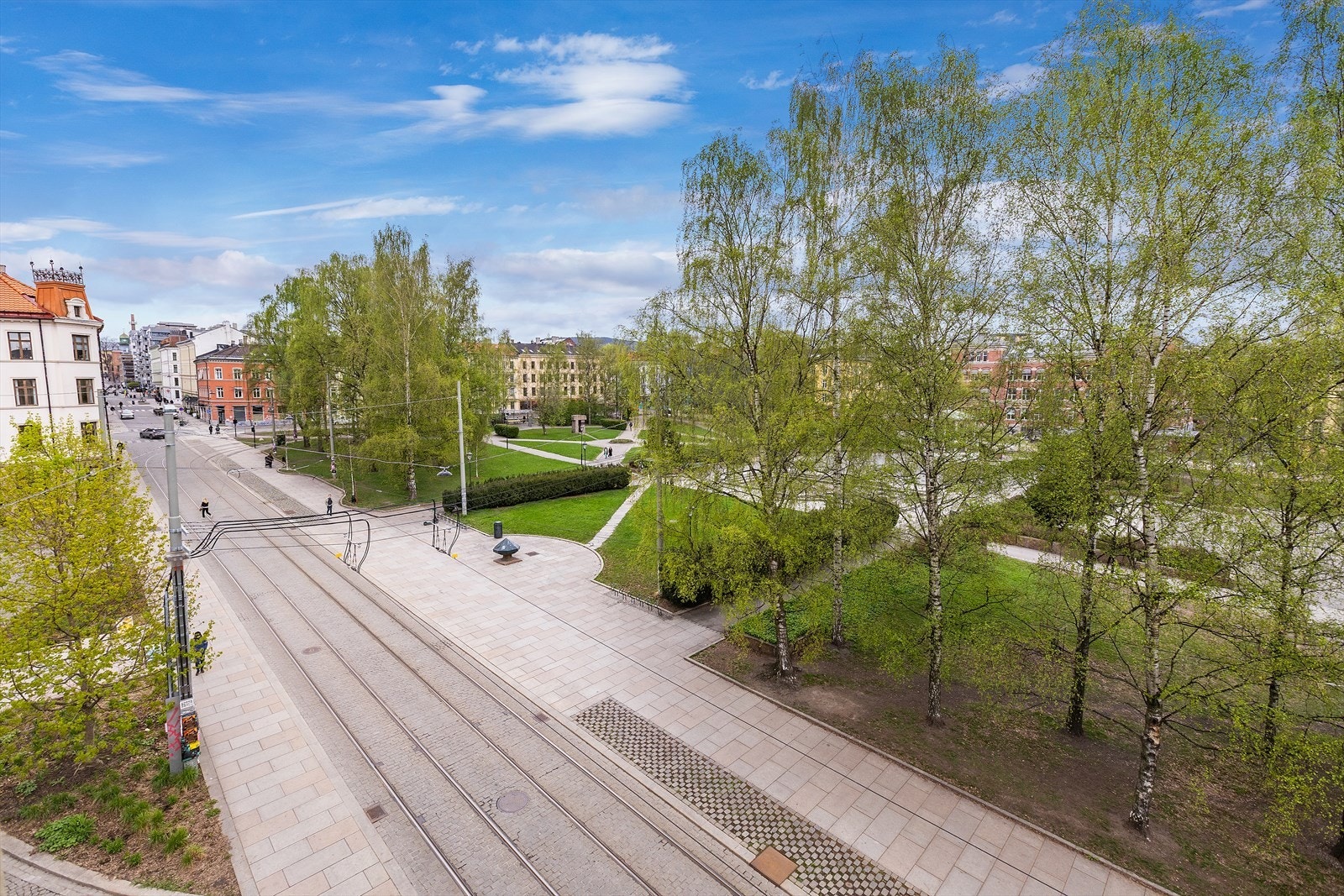 Leiligheten ligger høyt og fritt i 4. etasje og har fantastisk utsikt mot Birkelunden Galleribilde