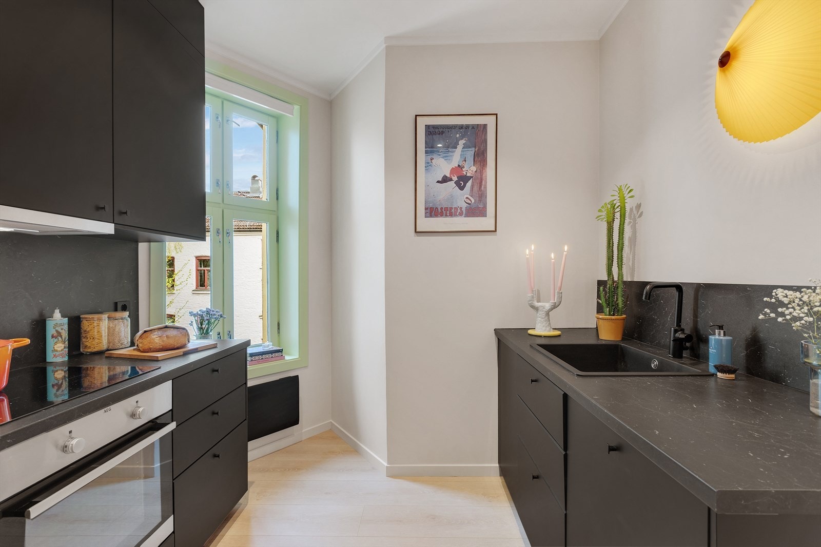 Separat kjøkken fra 2022 med godt lysinnslipp og store arbeidsflater Galleribilde